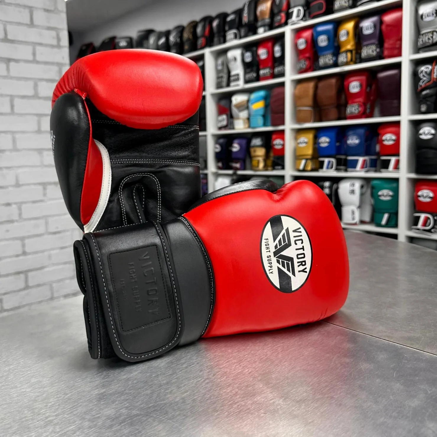 VICTORY GLOVES CLASSIC LEATHER HOOK & LOOP RED/BLACK - Image 4